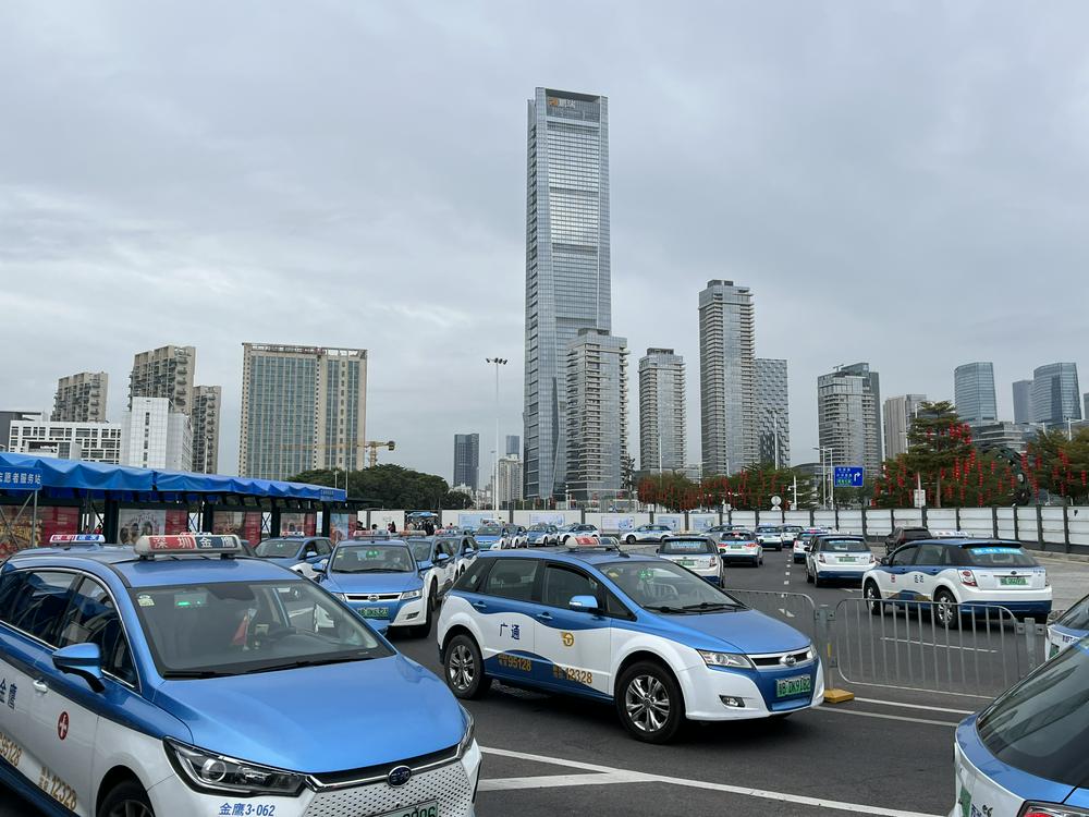 热闹似“春运”！香港入境深圳排起长队 两地“温情”迎接通关