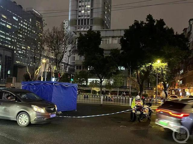 广州22岁男子驾黑色宝马冲撞人群致5死13伤，目击者:肇事者事发时向车窗外撒钱