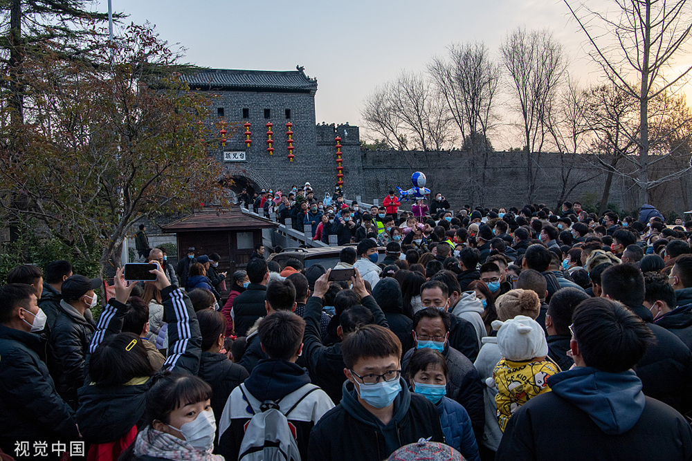 “人从众”风景再现：多地景区饱和限流，热门线路高铁票几乎售罄