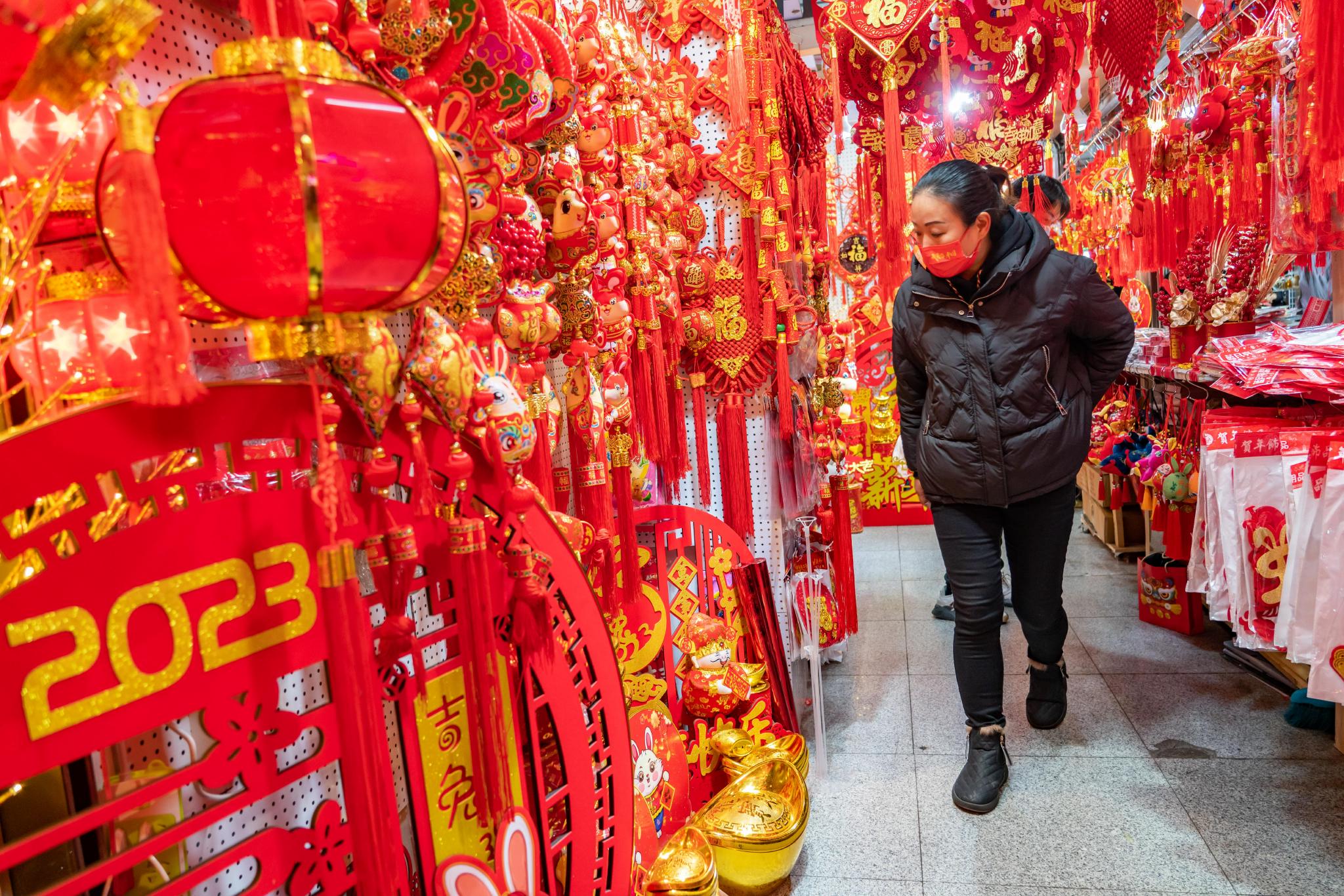 年轻人春节搞钱：上门做饭一单上千，做手机壳月入2万