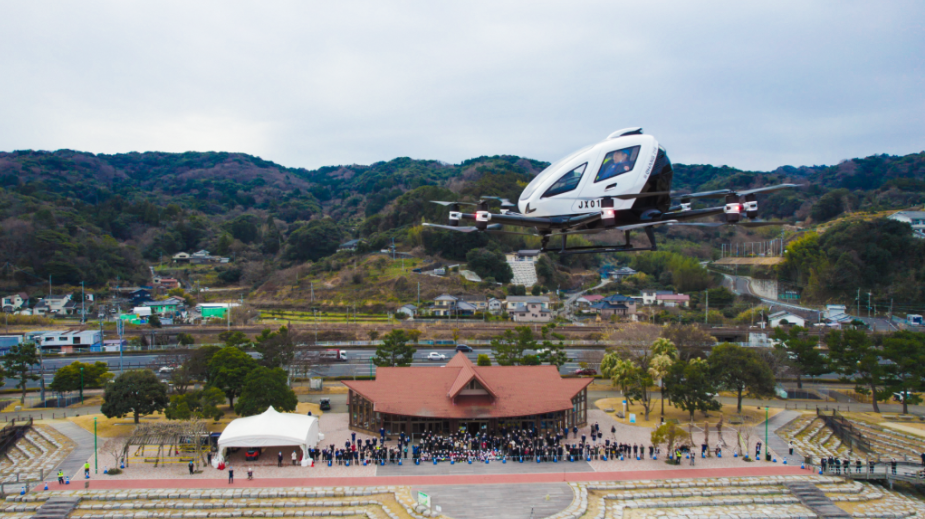 亿航 216 自动驾驶飞行器 EH216 完成日本首次载人飞行演示