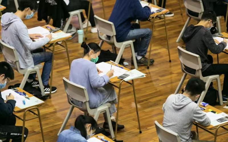 内地首场香港中学文凭试模拟试开考，200名考生参加